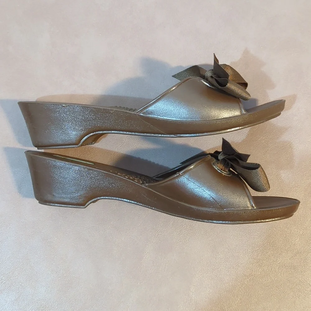 OKA b. Madison Slide Sandals Brown Mini Wedge With Bow Size S 5 - 6 NWOT